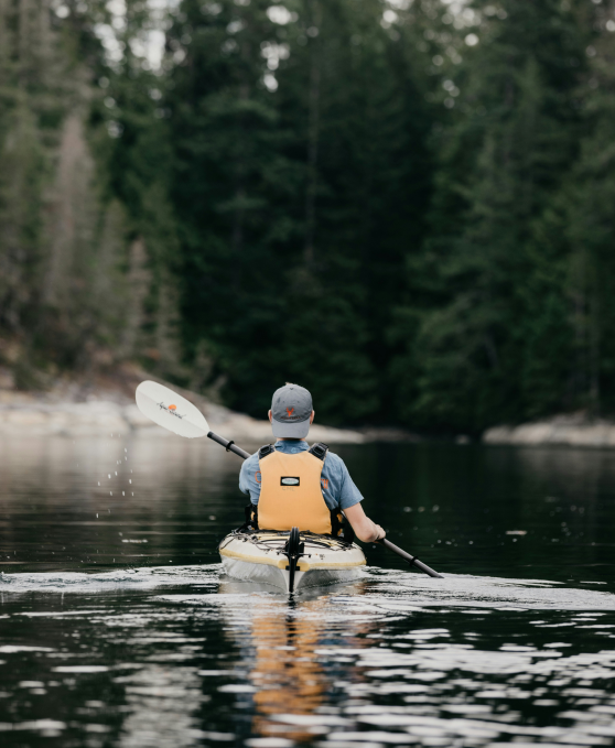 Paddling on a calm lake — Pelagus adventure therapy